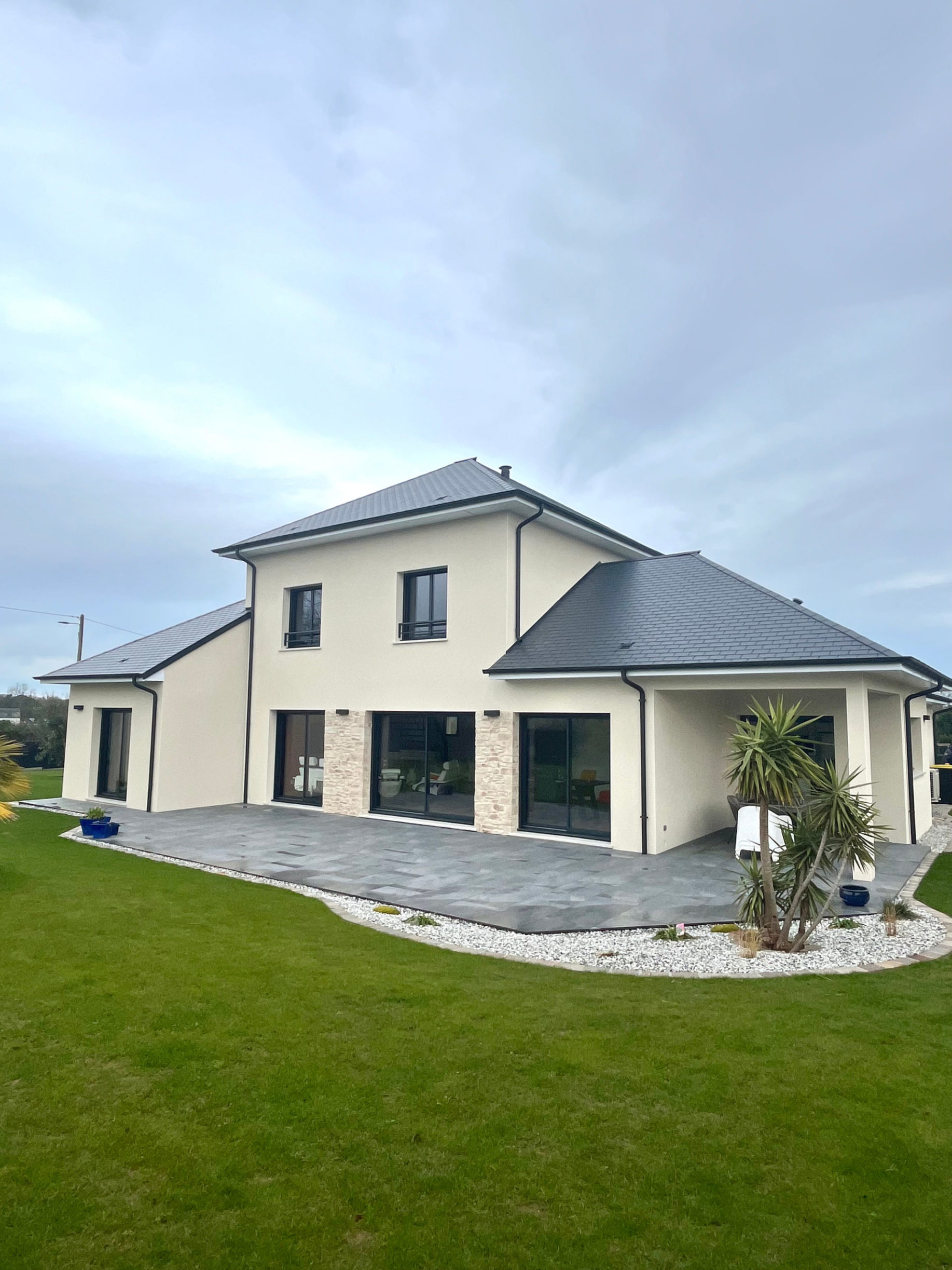 Maisons individuelle à étage. Vue de la façade arrière de la maison côté jardin