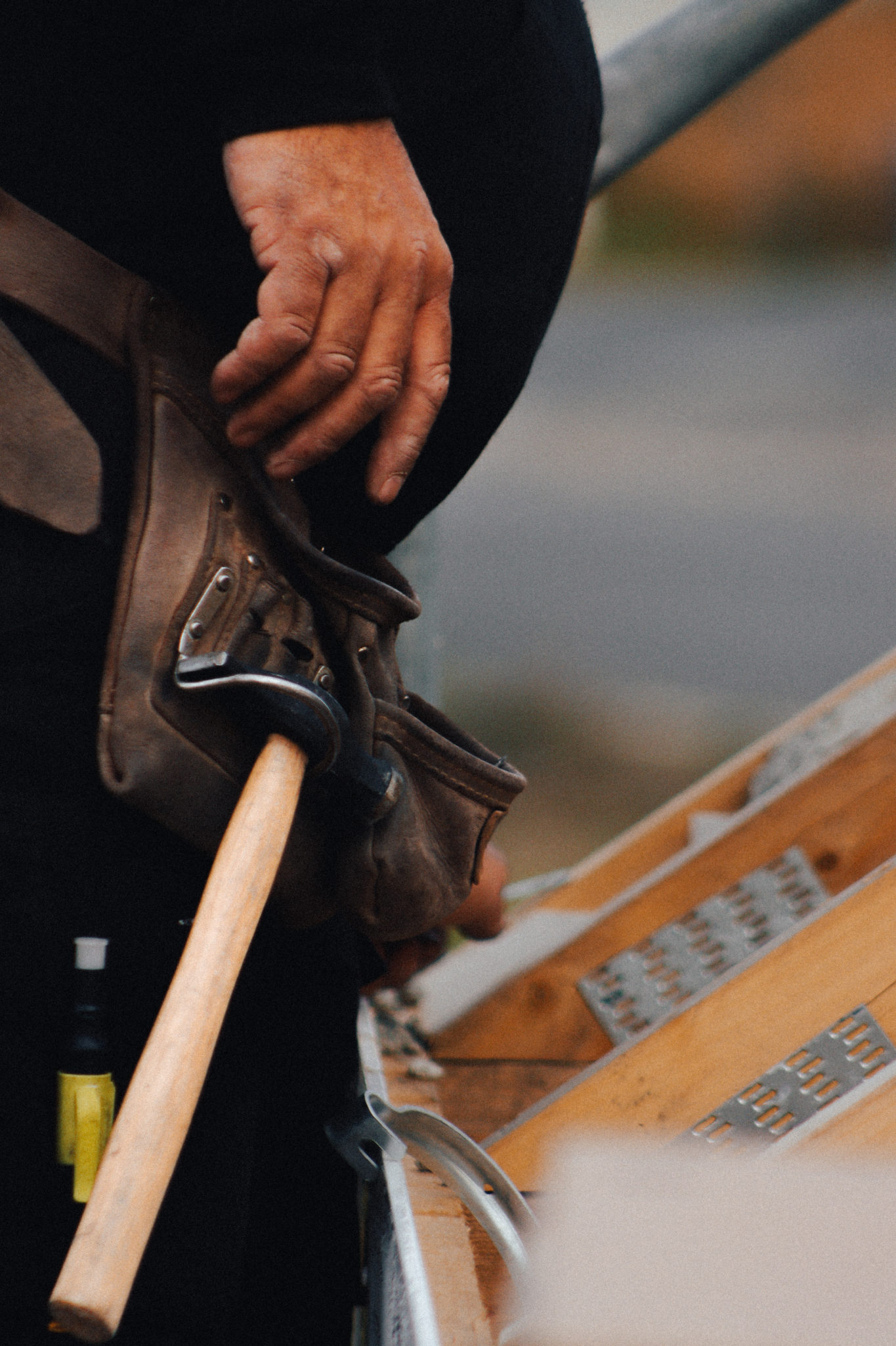 Artisan_charpentier_zoom_outils