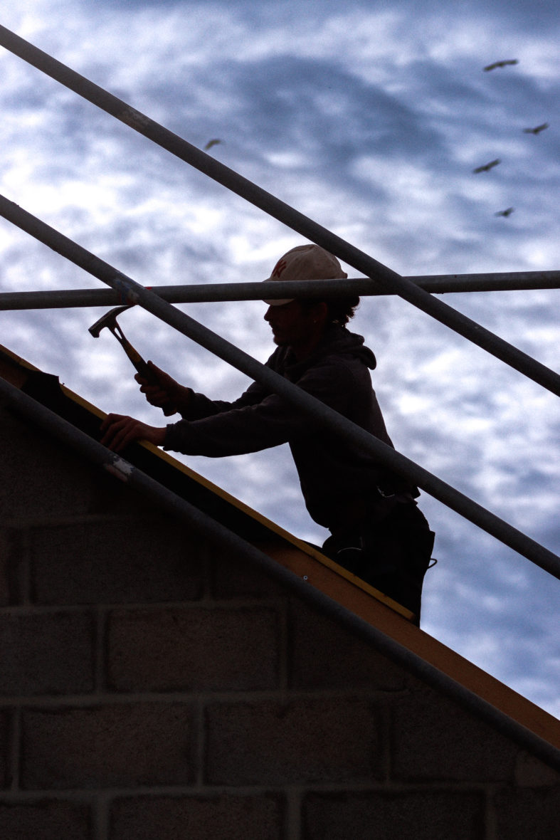 artisan_charpentier_travail_sur_le_toit